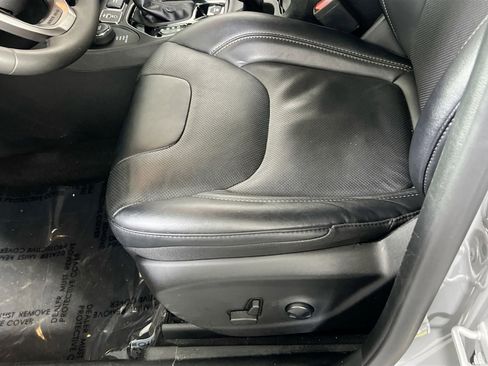 Used 2022 Jeep Cherokee Limited image 18