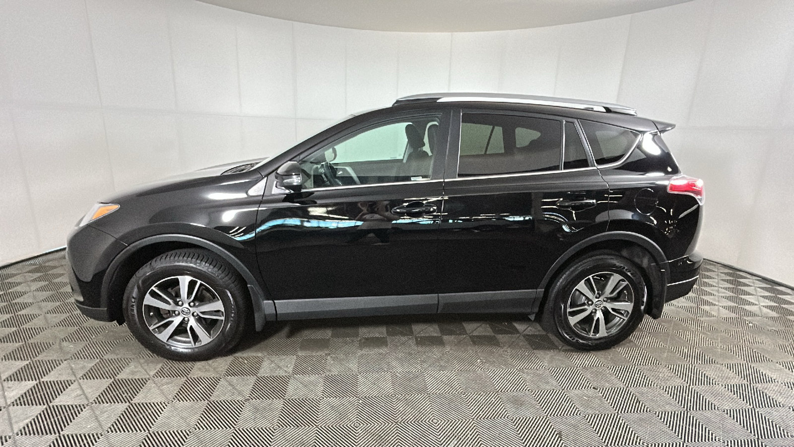 Used 2017 Toyota RAV4 XLE w/ All Weather Liner Package AWD/4WD image 7