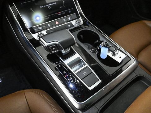 Used 2022 Audi Q8 Premium image 12