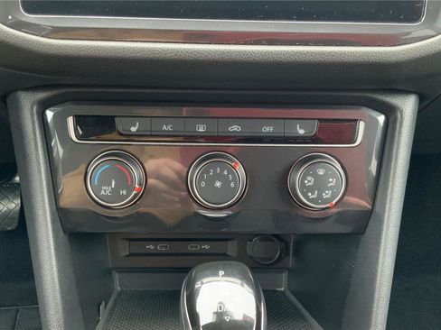 Used 2024 Volkswagen Tiguan SE image 34