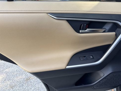 Used 2019 Toyota RAV4 Limited image 31