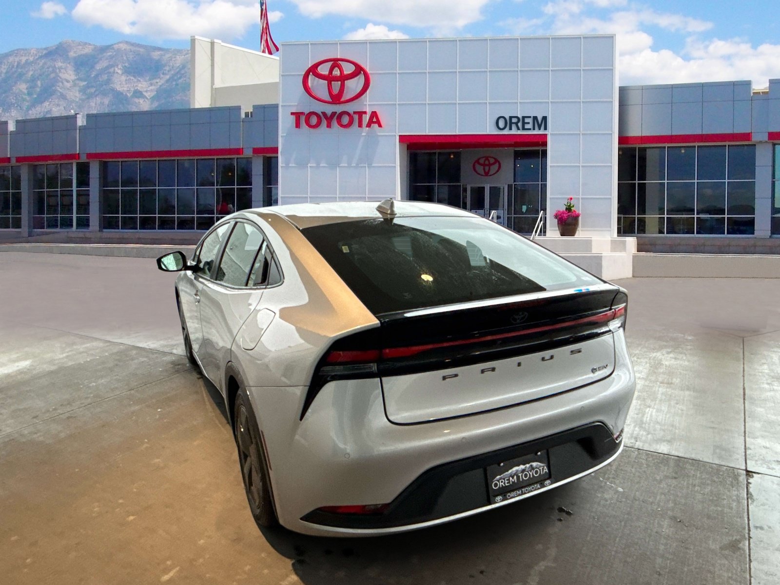 Used 2025 Toyota Prius LE FWD image 5