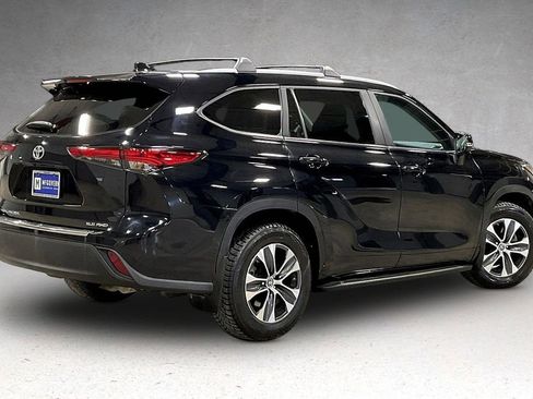 Used 2023 Toyota Highlander XLE image 6