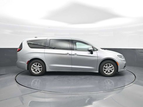 Used 2023 Chrysler Pacifica Touring-L FWD image 9