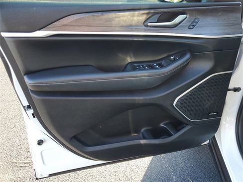 Used 2022 Jeep Grand Cherokee L Limited image 20