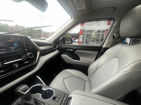 Used 2022 Toyota Highlander XLE AWD/4WD image 13