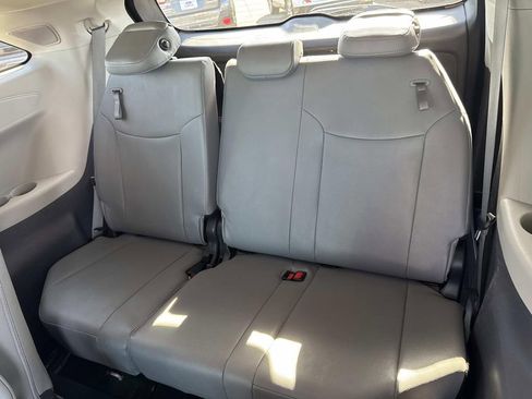 Used 2024 Toyota Sienna Limited image 24