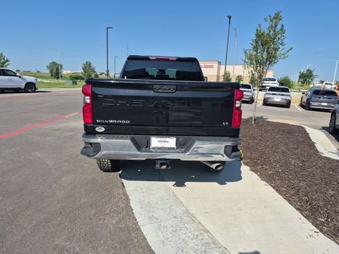 Used 2025 Chevrolet Silverado 2500 LT w/ Convenience Package AWD/4WD image 4