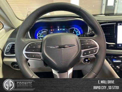 Used 2024 Chrysler Pacifica Limited FWD image 14