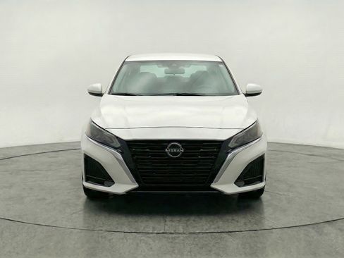 Used 2025 Nissan Altima 2.5 SV FWD image 2