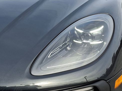 Used 2025 Porsche Macan image 11