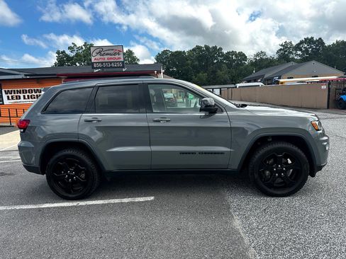 Used 2019 Jeep Grand Cherokee Laredo image 4