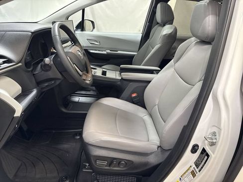 Used 2025 Toyota Sienna XLE AWD/4WD image 10
