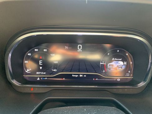 Used 2024 GMC Yukon SLT w/ SLT Luxury Package AWD/4WD image 4