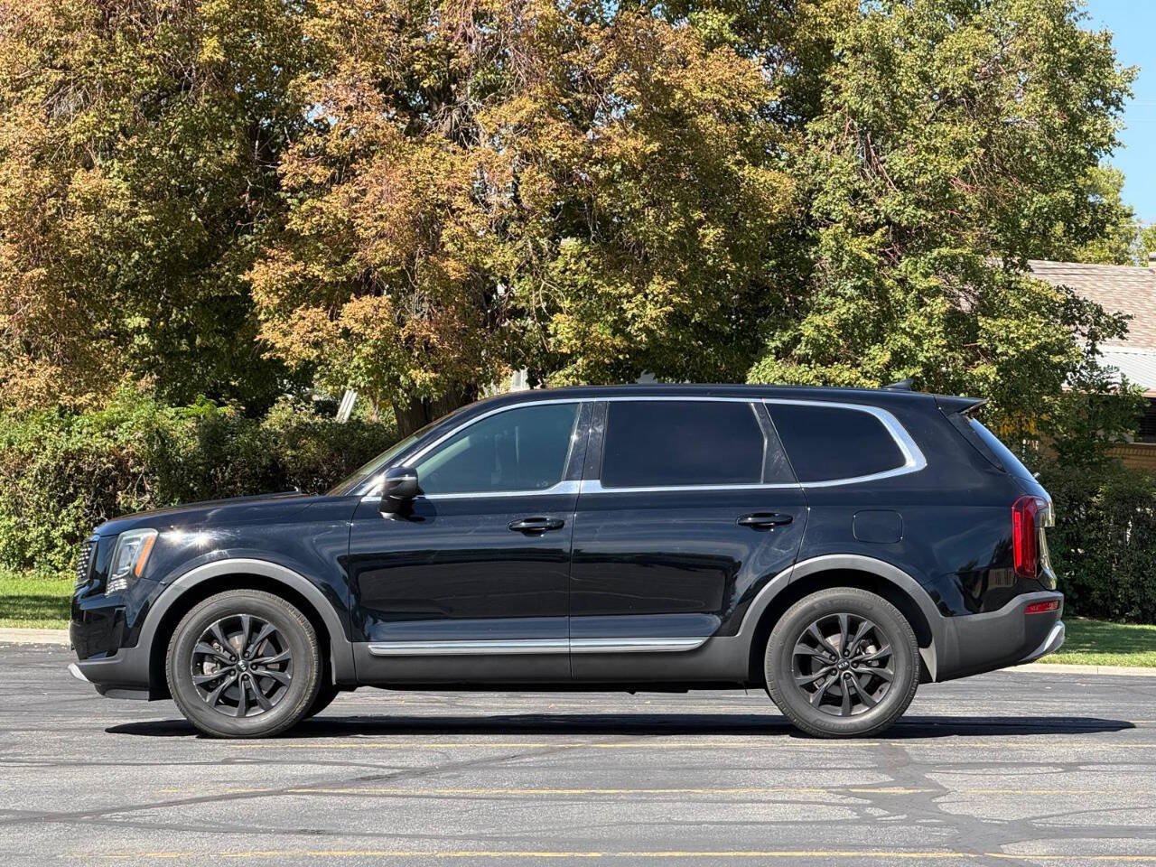 Used 2020 Kia Telluride LX AWD/4WD image 2
