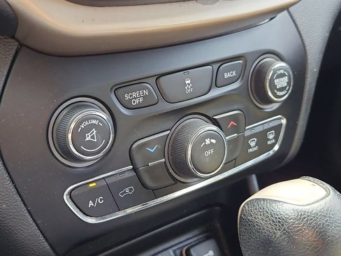 Used 2014 Jeep Cherokee Latitude AWD/4WD image 24