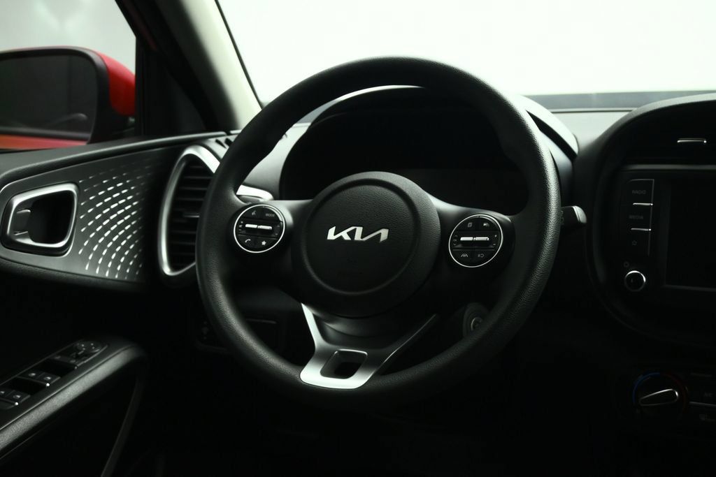 Used 2025 Kia Soul LX w/ LX Technology Package FWD image 41
