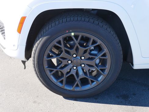 New 2025 Jeep Grand Cherokee Summit image 4