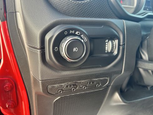 Used 2025 Jeep Wrangler Unlimited Rubicon AWD/4WD image 15