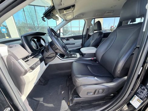 Used 2024 Kia Carnival LX image 20