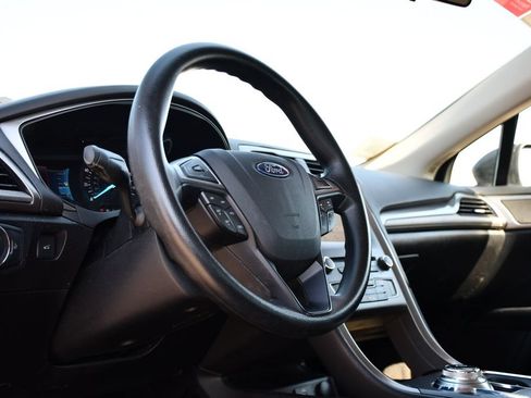 Used 2018 Ford Fusion SE w/ Fusion SE Technology Package FWD image 9