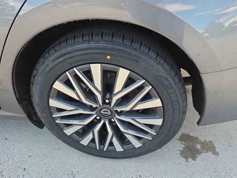 Used 2024 Nissan Altima 2.5 SV FWD image 8