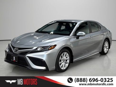 Used 2022 Toyota Camry SE FWD image 1