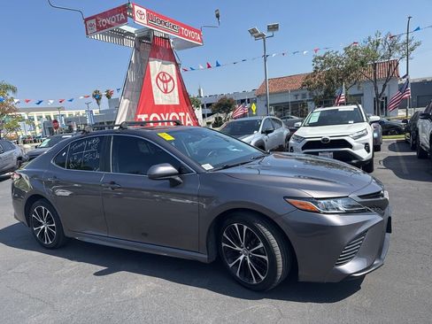 Used 2019 Toyota Camry SE w/ Carpet Mat Package FWD image 3