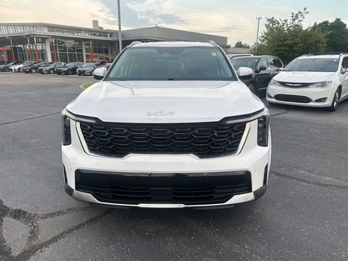 Used 2024 Kia Sorento S image 3