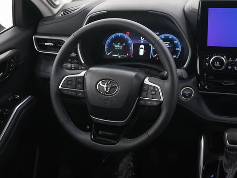 Used 2025 Toyota Highlander Limited AWD/4WD image 14