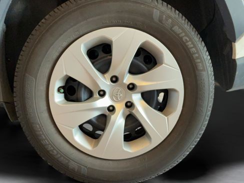 Used 2021 Toyota RAV4 LE FWD image 31