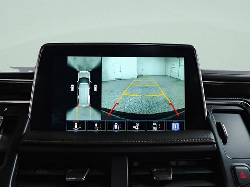 Used 2022 GMC Yukon AT4 w/ Technology Package AWD/4WD image 16