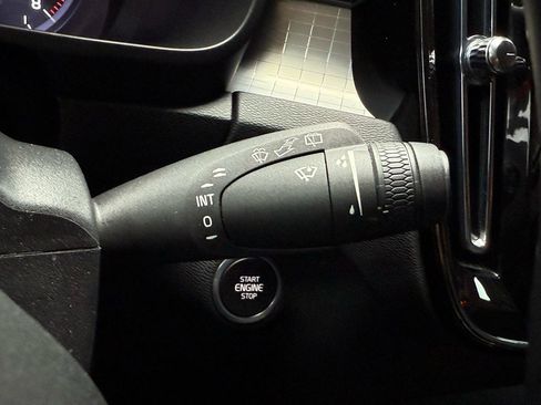 Used 2022 Volvo XC40 T4 Momentum FWD image 17