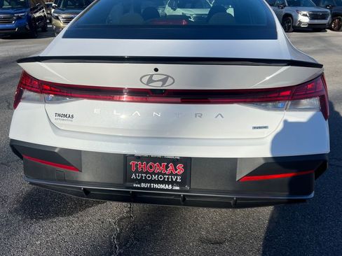 Certified 2025 Hyundai Elantra SEL image 12
