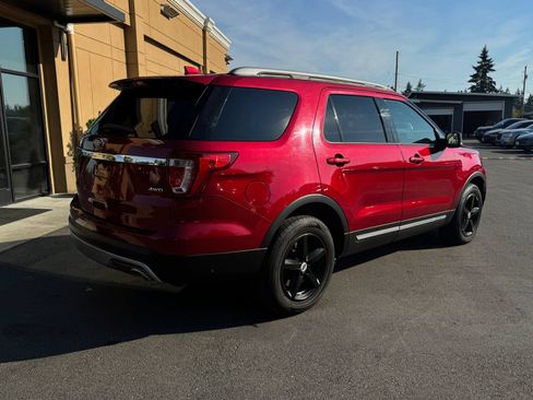 Used 2017 Ford Explorer XLT w/ Equipment Group 202A AWD/4WD image 7