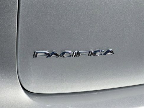 Used 2023 Chrysler Pacifica Touring-L image 6