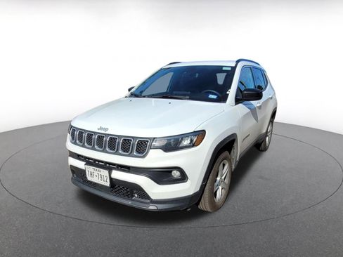 Used 2023 Jeep Compass Latitude image 3