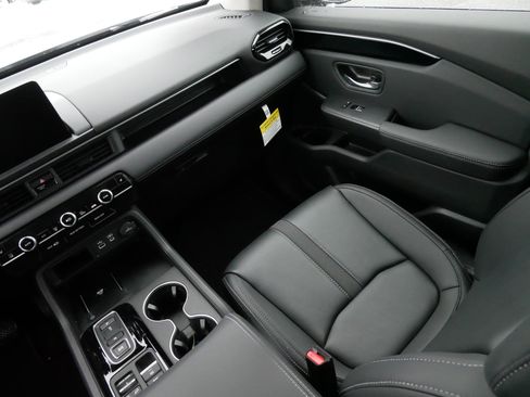 Certified 2025 Honda Pilot Touring image 11