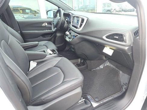 New 2026 Chrysler Pacifica Select AWD/4WD image 4