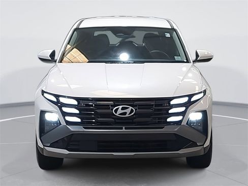 Certified 2025 Hyundai Tucson SE image 2