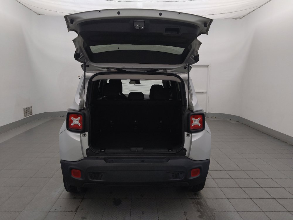 Used 2020 Jeep Renegade Latitude FWD image 29