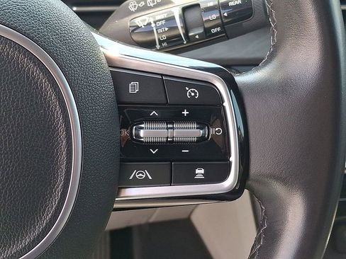 Used 2023 Kia Carnival EX FWD image 18