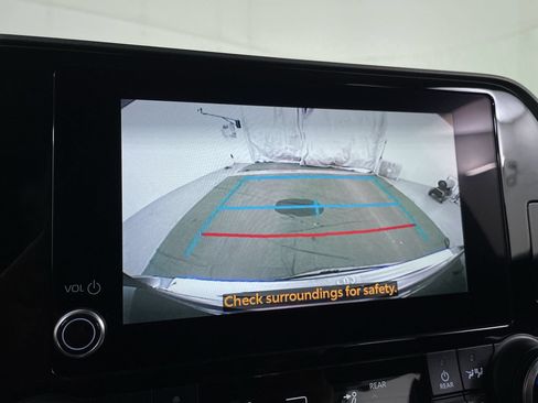 Used 2023 Toyota Highlander LE AWD/4WD image 16
