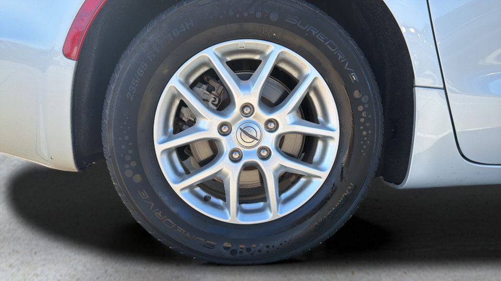 Used 2024 Chrysler Pacifica Touring-L FWD image 13