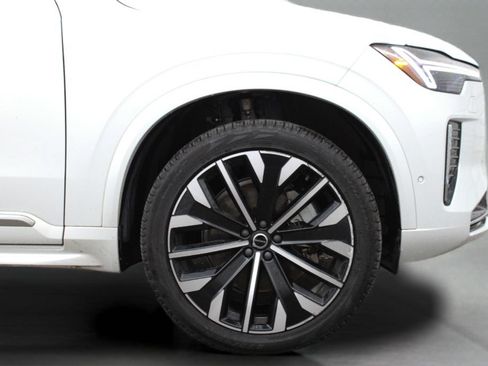 Used 2025 Volvo XC90 B5 Ultra AWD/4WD image 14
