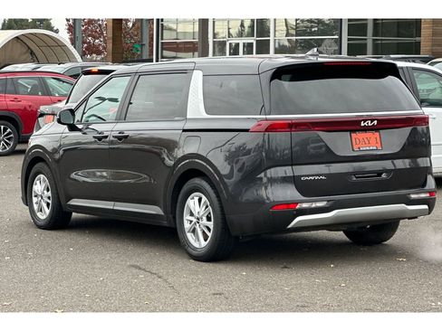 Used 2024 Kia Carnival LX image 8