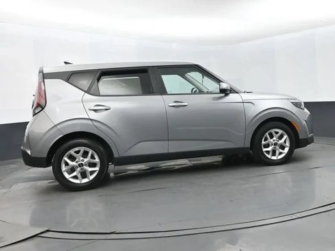 Used 2023 Kia Soul LX w/ LX Technology Package FWD image 4