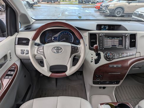 Used 2013 Toyota Sienna Limited w/ Premium Pkg AWD/4WD image 32