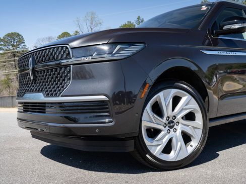 Used 2025 Lincoln Navigator L Reserve AWD/4WD image 6