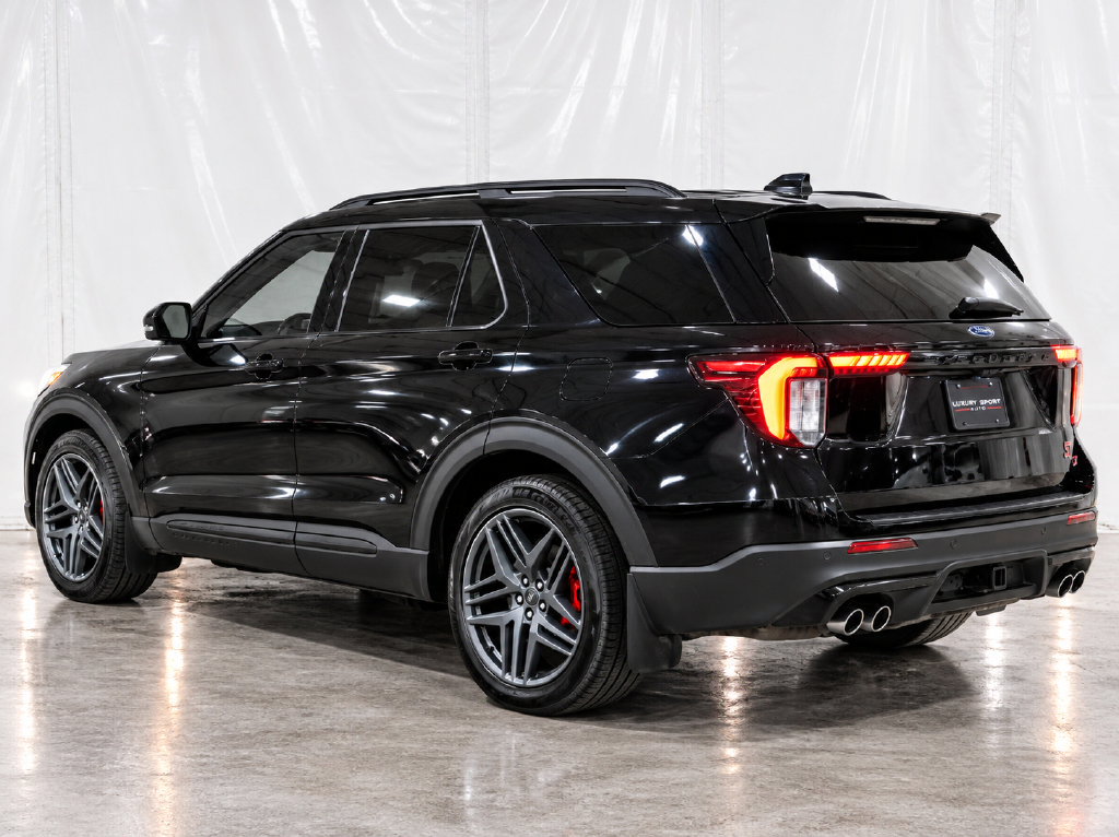 Used 2025 Ford Explorer ST AWD/4WD image 3
